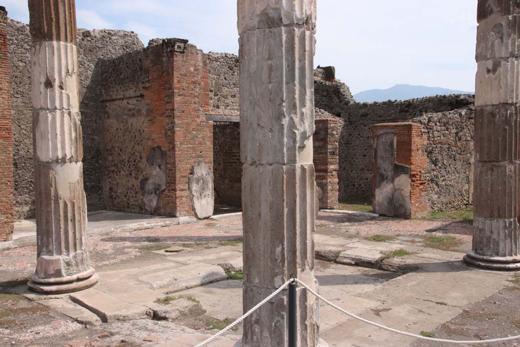 VI.12.5 Pompeii. September 2021. 
Atrium 7, looking towards south-east corner, with doorway to room 9, centre right, and entrance corridor/fauces 6, on right. 
Photo courtesy of Klaus Heese.
