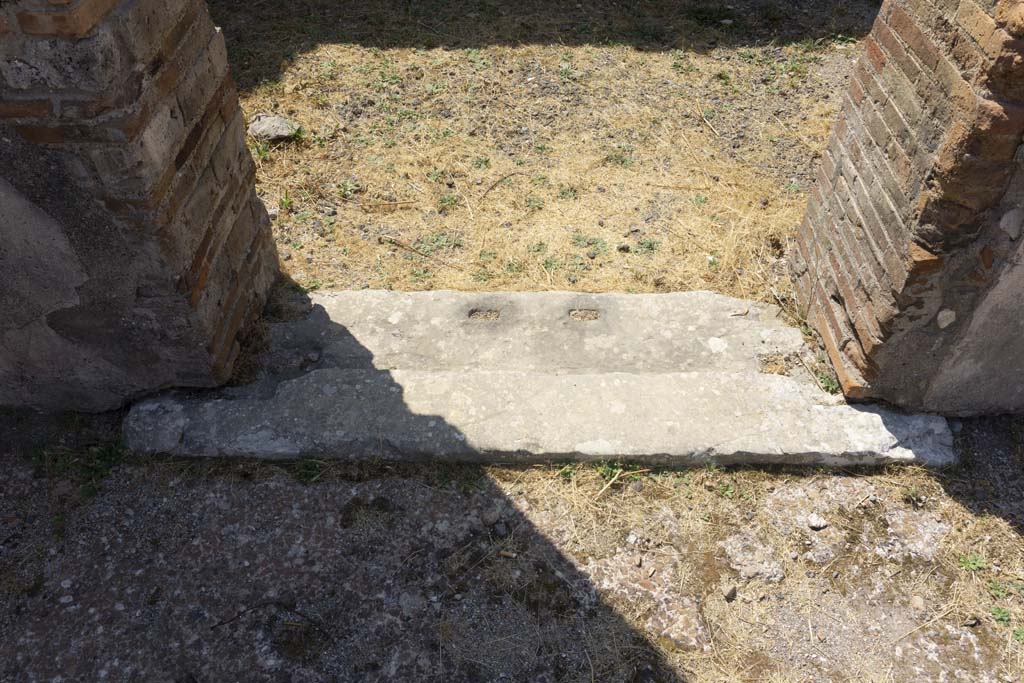 VI.12.5 Pompeii. 14th July 2017. Room 9, Looking south across threshold/sill from secondary atrium 7.
Foto Annette Haug, ERC Grant 681269 DÉCOR.

