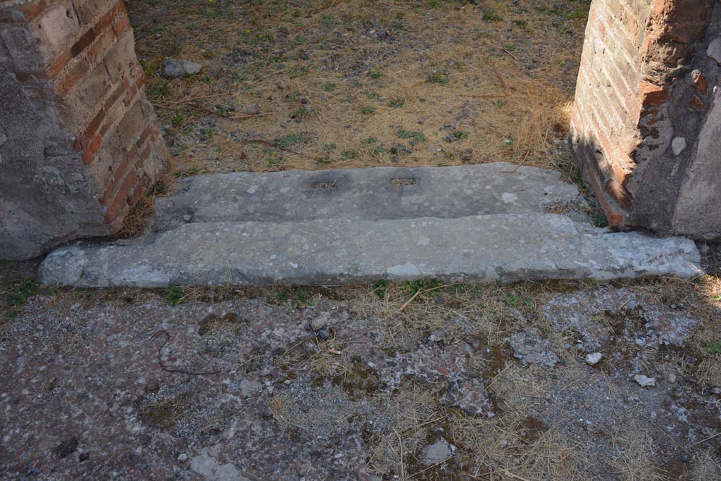 VI.12.5 Pompeii. 14th July 2017. Room 9, looking south across threshold/sill from secondary atrium 7.
Foto Annette Haug, ERC Grant 681269 DÉCOR.

