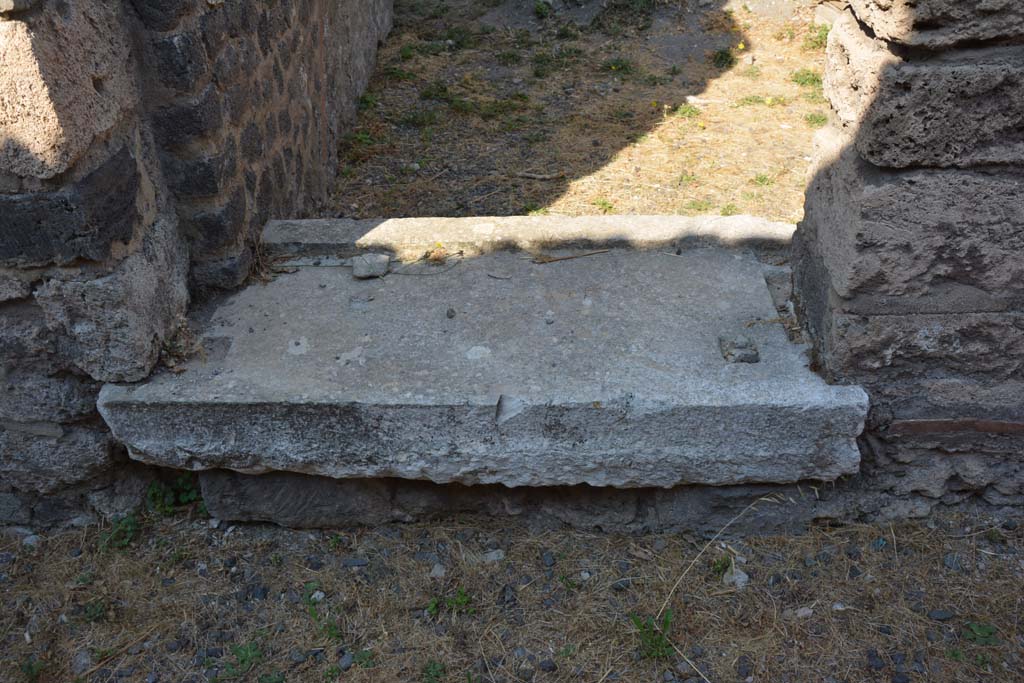 VI.12.5 Pompeii. 15th July 2017. Threshold/sill of doorway in west wall of entrance corridor, leading to stairs to upper floor.
Foto Annette Haug, ERC Grant 681269 DÉCOR.
