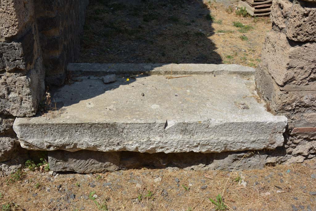 VI.12.5 Pompeii. 14th July 2017. Threshold/sill of doorway in west wall of entrance corridor, leading to stairs to upper floor.
Foto Annette Haug, ERC Grant 681269 DÉCOR.

