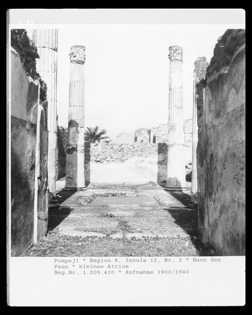 VI.12.5 Pompeii. 1939/1940?  Looking north across Tetrastyle atrium from entrance corridor.
Photo © Bildarchiv Foto Marburg / Foto: unbekannt; Aufn.-Datum: um 1939/1940? Aufnahme-Nr. 1.209.410 (Vorschaubild).
