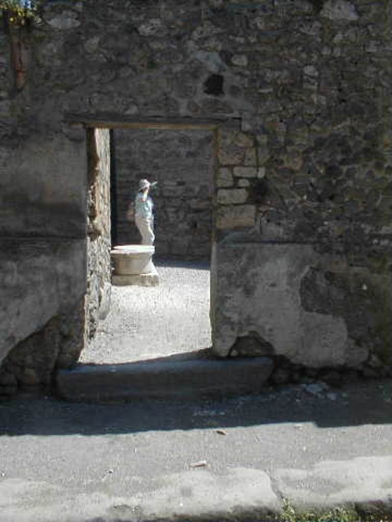 VI.12.8 Pompeii. May 2005. Looking east towards entrance doorway.
