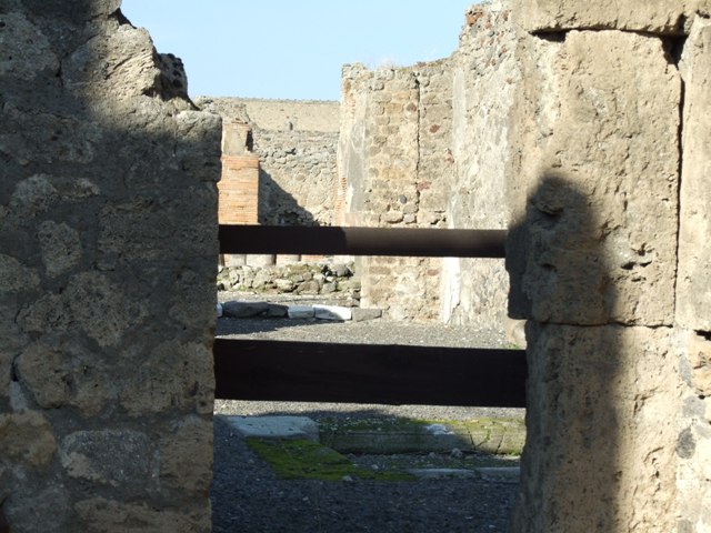 Vicolo del Labirinto looking north, September 2005.        Side wall of  VI.13.1 