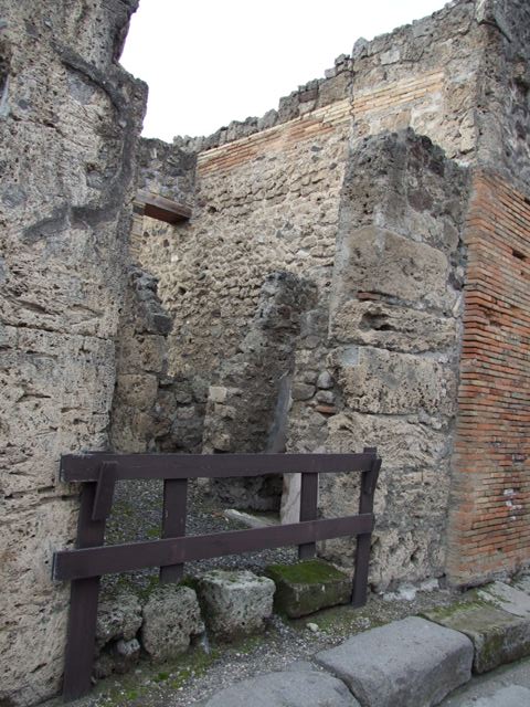 VI.13.11 Pompeii.  Shop.  December 2007.  Looking west into atrium of VI.13.10.