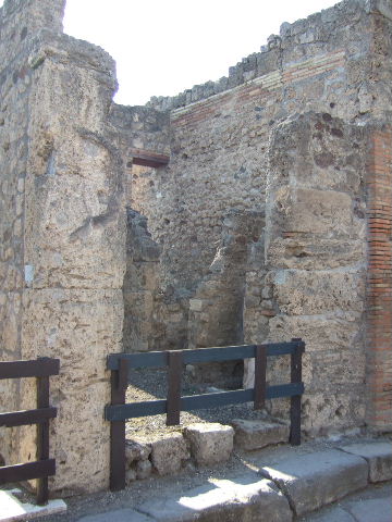 VI.13.11 Pompeii. December 2007. Doorway into latrine, and north-west corner.