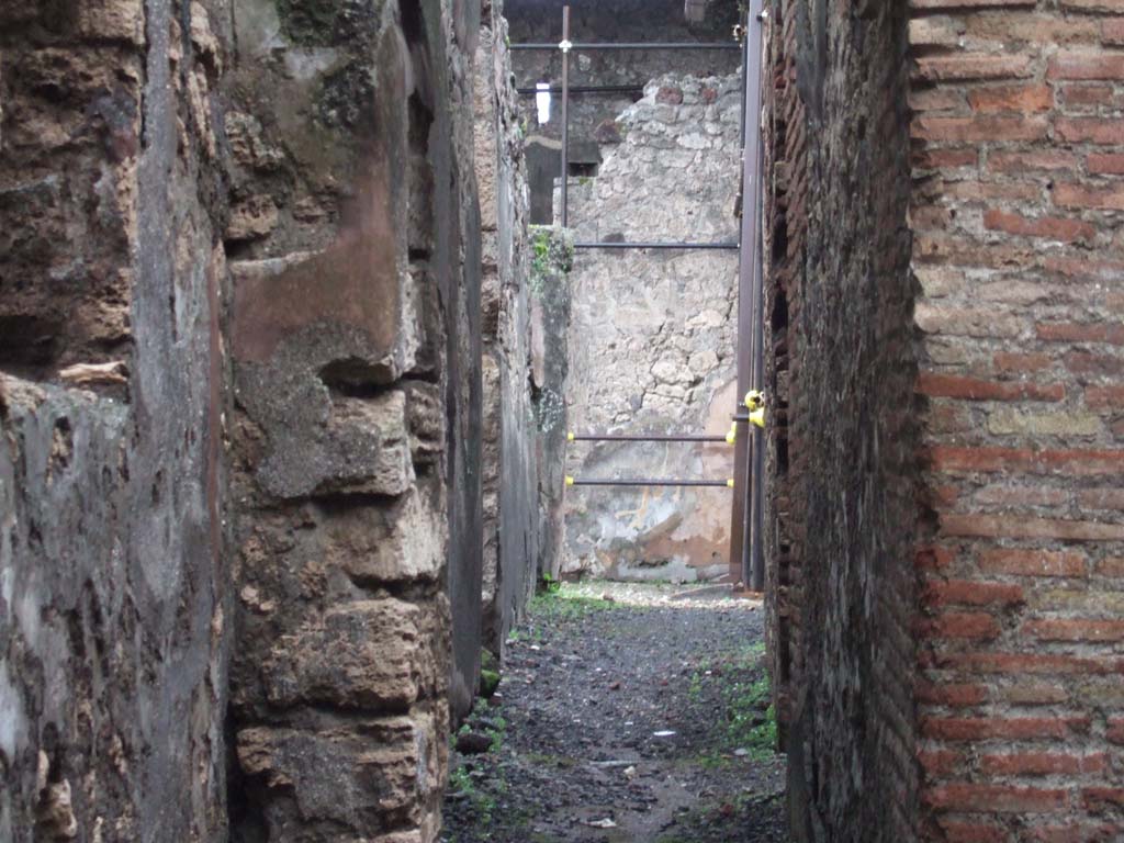 VI.13.12 Pompeii. December 2005. Corridor, leading west towards VI.13.19.