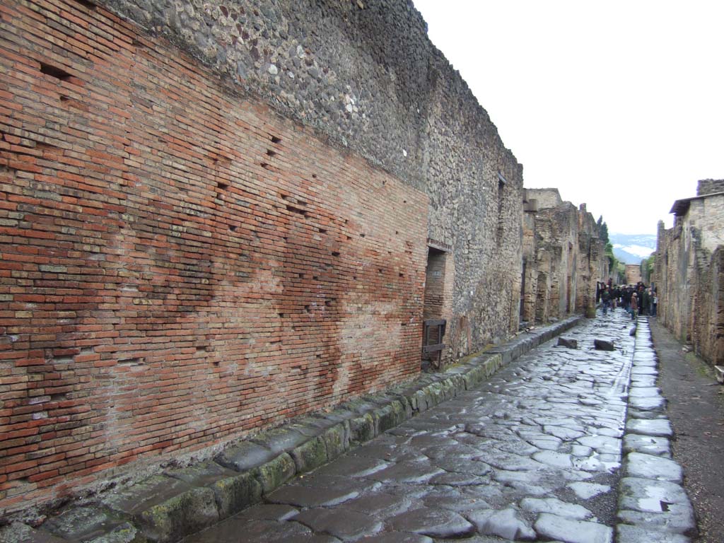 VI.13.12 Pompeii, and wall on west side of Vicolo dei Vettii looking north. December 2005.       