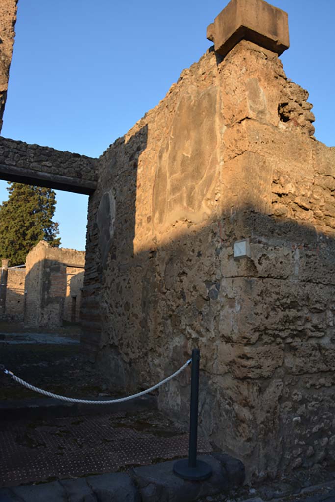 VI.13.13 Pompeii. October 2019. Looking west along north wall of entrance vestibule/fauces.
Foto Annette Haug, ERC Grant 681269 DÉCOR.

