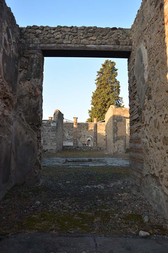 VI.13.13 Pompeii. October 2019. Looking west across atrium, from entrance vestibule/fauces.
Foto Annette Haug, ERC Grant 681269 DÉCOR.
