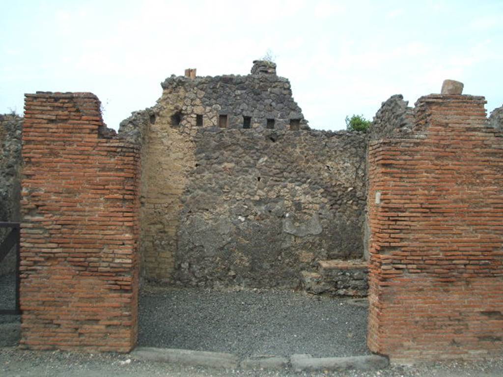 VI.14.6 Pompeii. May 2005. Entrance doorway to shop, looking north.