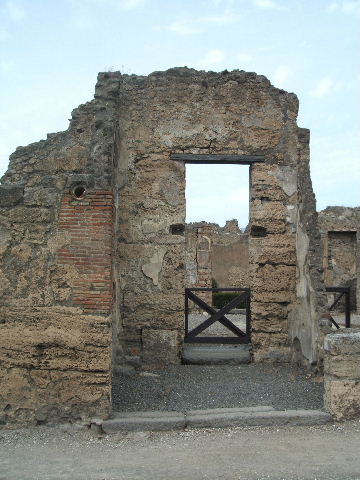 VI.14.11 Pompeii. May 2005. Looking north towards entrance doorway.

