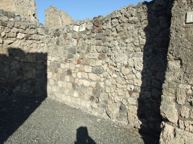 VI.14.14 Pompeii. December 2007. West wall of shop.
