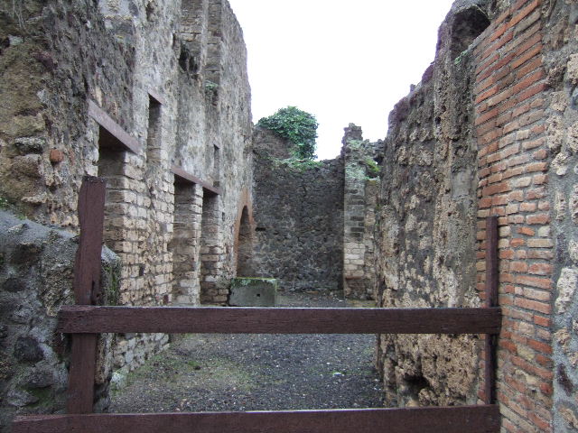 VI.14.18 Pompeii. December 2005. Arch in south west corner.