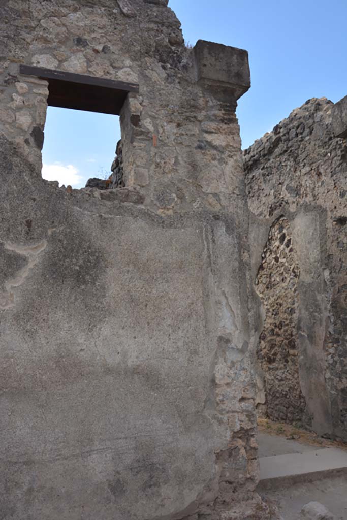 VI.14.34 Pompeii. July 2017. East side of entrance doorway.
Foto Annette Haug, ERC Grant 681269 DÉCOR.
