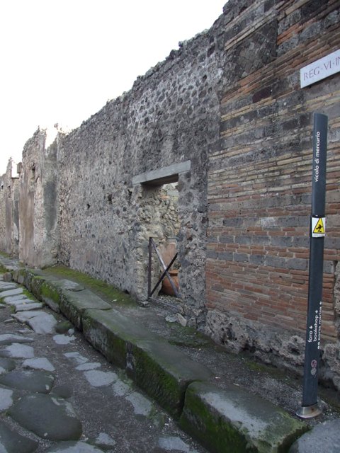 VI.14.35 Pompeii. December 2007. Large terracotta pot on east side of doorway.