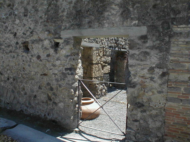 VI.14.35 Pompeii. December 2007. Large terracotta pot near south wall.