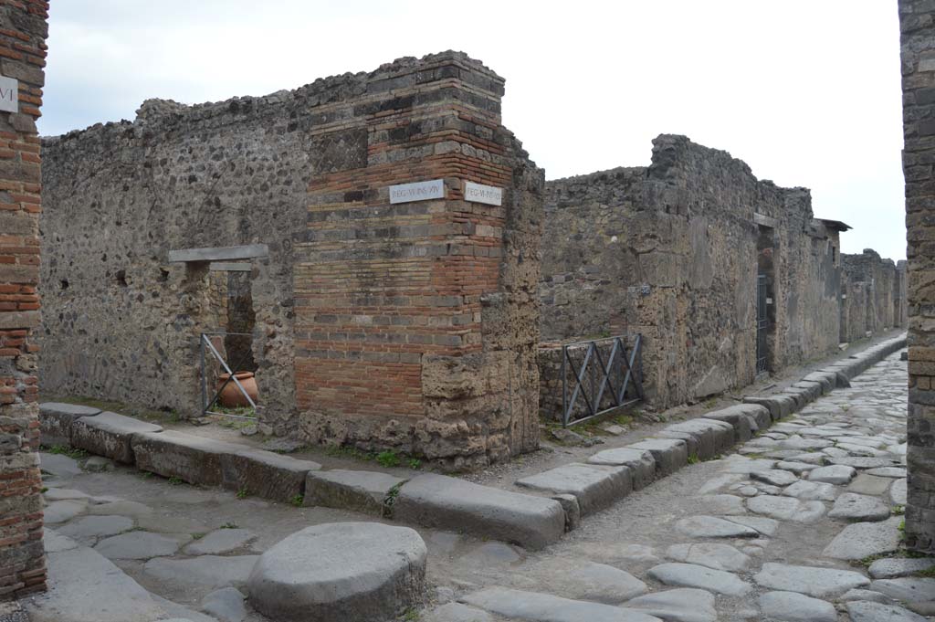 VI.14.36 Pompeii. October 2017. 
Looking south-east from Vicolo di Mercurio towards entrance doorways, VI.14.35, on left, and VI.14.36, in centre.
Foto Taylor Lauritsen, ERC Grant 681269 DÉCOR.

