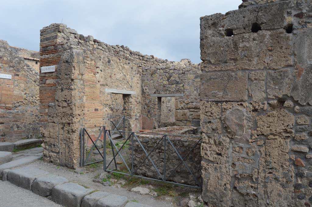 VI.14.36 Pompeii. October 2017. Looking north-east towards entrance doorway on Vicolo dei Vettii.
Foto Taylor Lauritsen, ERC Grant 681269 DÉCOR.
