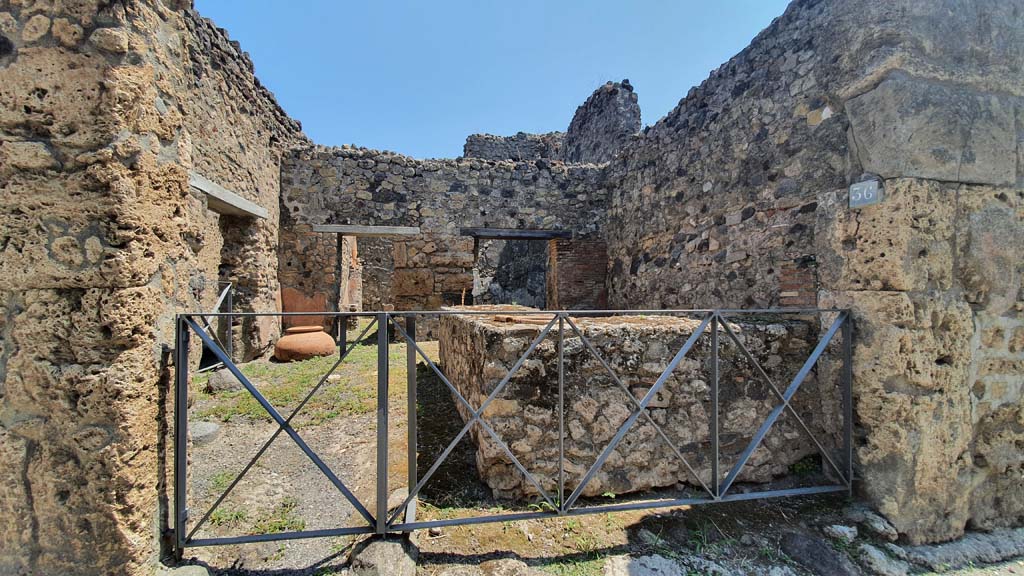 VI.14.36 Pompeii. July 2021. Looking east from Vicolo dei Vettii towards entrance doorway.
Foto Annette Haug, ERC Grant 681269 DÉCOR.
