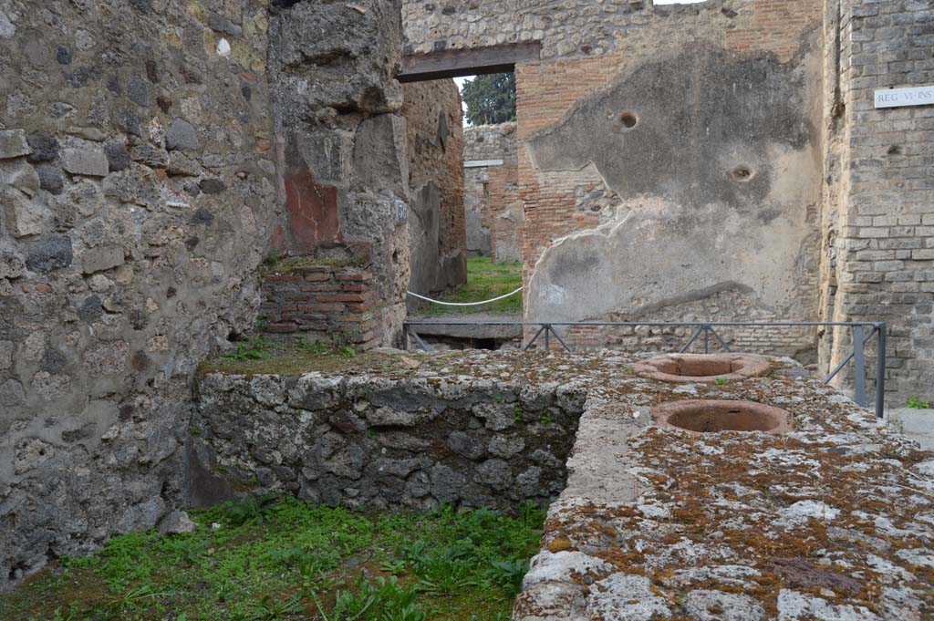 VI.14.36 Pompeii. October 2017. Looking west from rear of counter towards entrance doorway on Vicolo dei Vettii.
Foto Taylor Lauritsen, ERC Grant 681269 DÉCOR.
