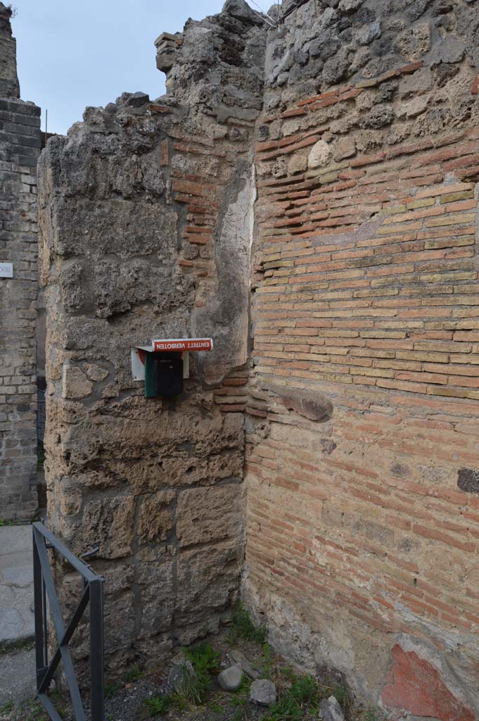 VI.14.36 Pompeii. October 2017. 
North-west corner of bar-room with some painted plaster on west wall.
Foto Taylor Lauritsen, ERC Grant 681269 DÉCOR.
