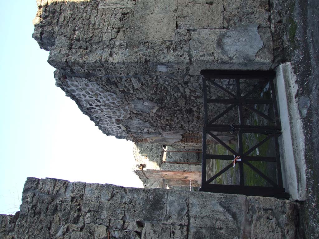 VI.14.40 Pompeii. December 2004.  Looking east from entrance corridor across atrium through tablinum to the garden area at rear.  
