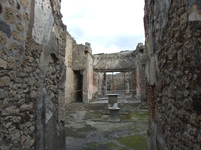 VI.14.40 Pompeii. December 2007. Impluvium in atrium, with puteal and marble table.   