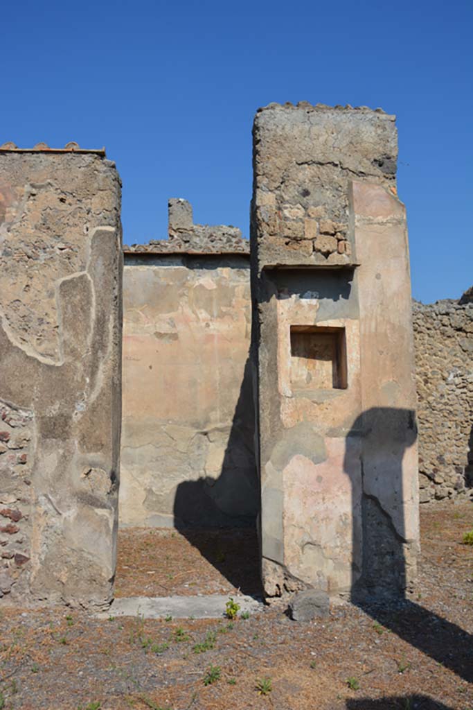 VI.14.43 Pompeii. September 2019. Doorway to room 15, in north-west corner of peristyle.
Foto Annette Haug, ERC Grant 681269 DÉCOR.

