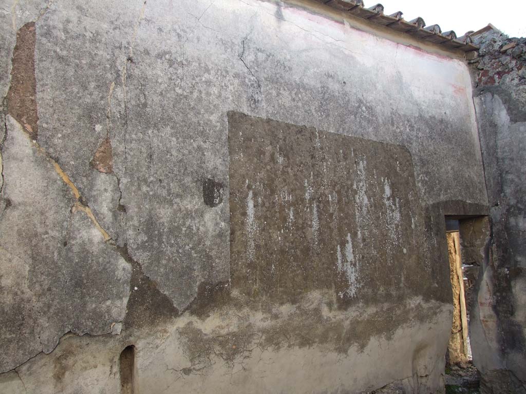 VI.14.43 Pompeii. December 2007. Room 15, looking west along south wall of triclinium.