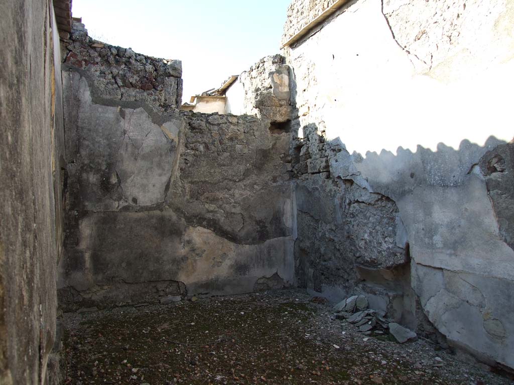 VI.14.43 Pompeii. June 2019. Room 15, doorway threshold. Photo courtesy of Buzz Ferebee.
