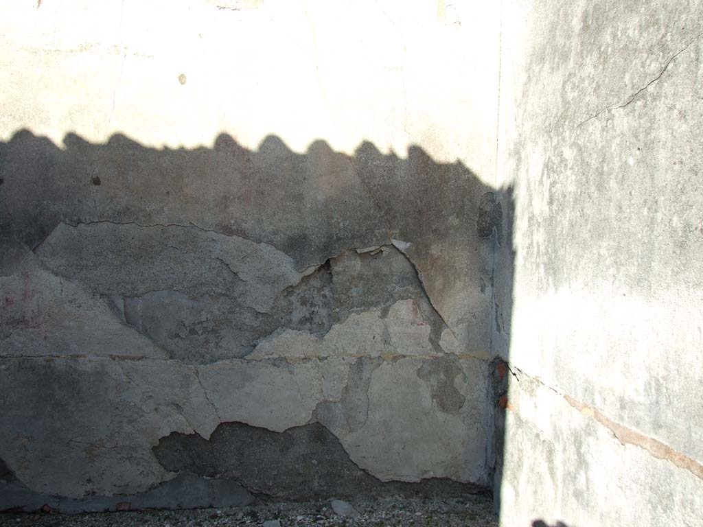 VI.14.43 Pompeii. December 2007. Room 15, north wall in north-east corner of triclinium.  