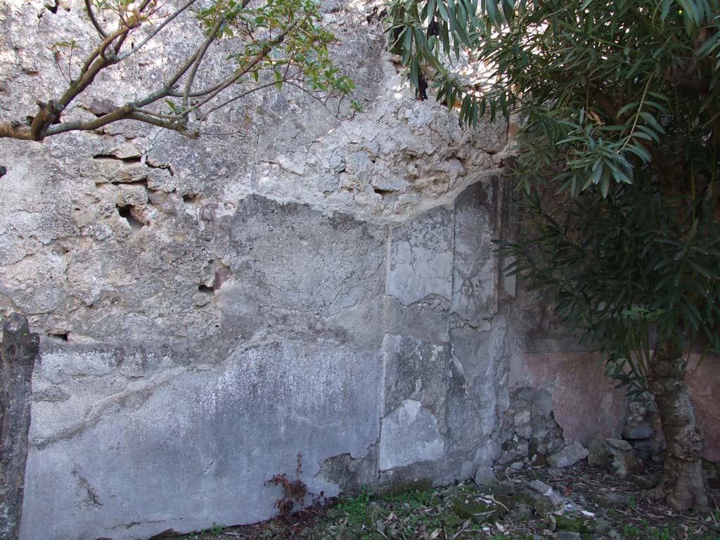 VI.14.43 Pompeii. December 2007. Room 14, wall in south-east corner of garden area.