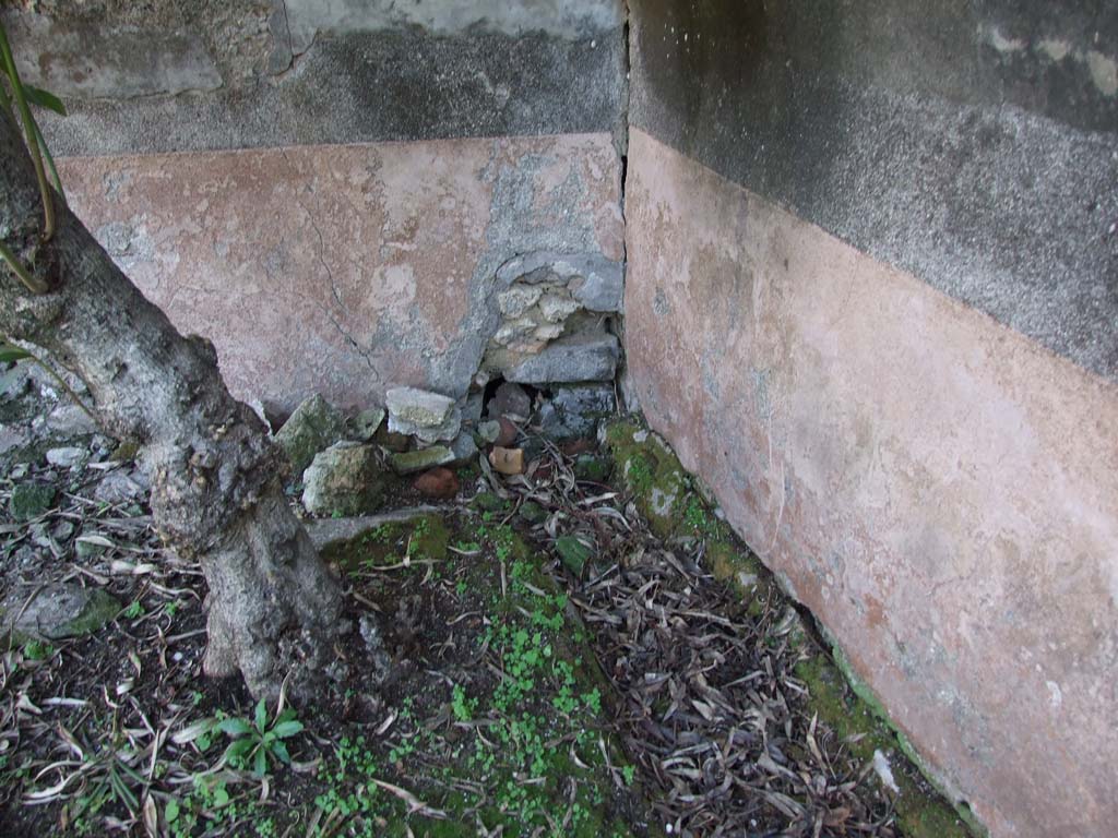 VI.14.43 Pompeii. December 2007. Room 14, drainage channel at base of wall in south-east corner in garden area.