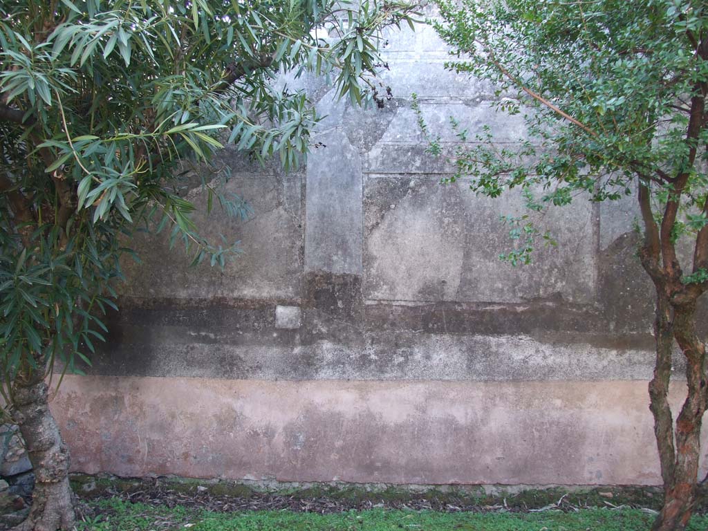 VI.14.43 Pompeii. December 2007. Room 14, lower wall in south-east corner of garden area.