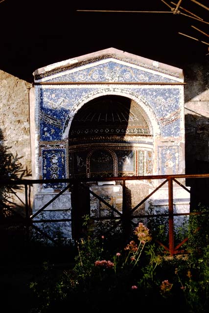 VI.14.43 Pompeii. December 2007. Room 14, upper half of mosaic fountain in garden area.  