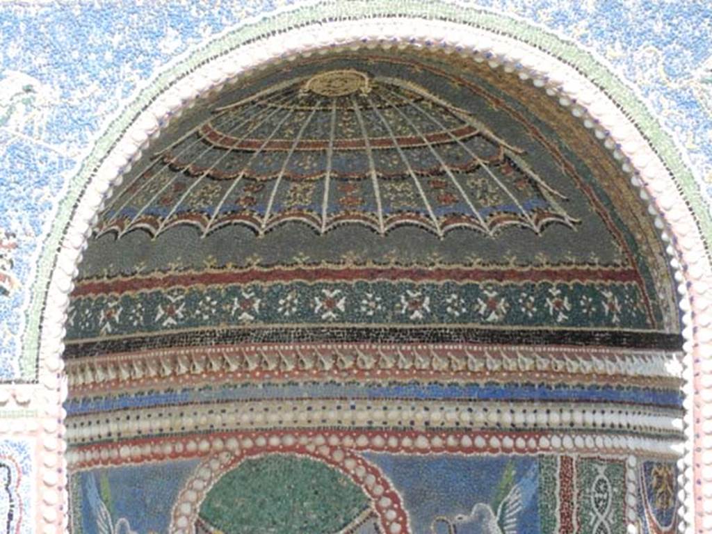 VI.14.43 Pompeii. May 2015. Room 14, detail of mosaic vault panel in fountain in garden area. Photo courtesy of Buzz Ferebee.

