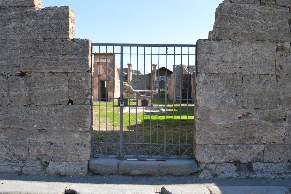 VI.14.43 Pompeii. October 2017. Looking east through entrance doorway.
Foto Taylor Lauritsen, ERC Grant 681269 DÉCOR.

