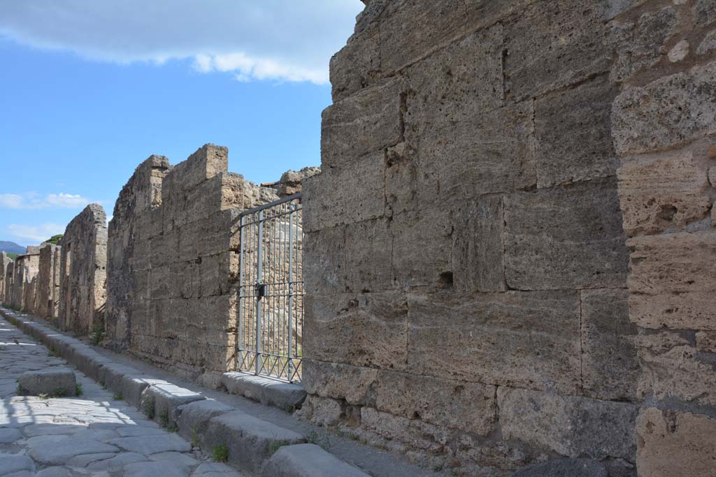 VI.14.43 Pompeii. July 2017. Looking north to entrance doorway from south side on Vicolo dei Vettii.
Foto Annette Haug, ERC Grant 681269 DÉCOR.
