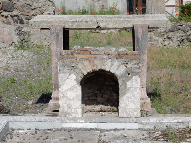 VI.14.43 Pompeii. May 2015. Looking east across impluvium in atrium. 
Photo courtesy of Buzz Ferebee.
