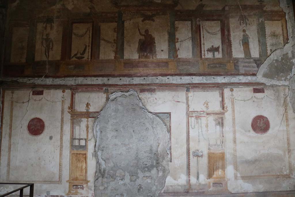 VI.15.1 Pompeii. December 2018. West wall in oecus on south side of atrium. Photo courtesy of Aude Durand.