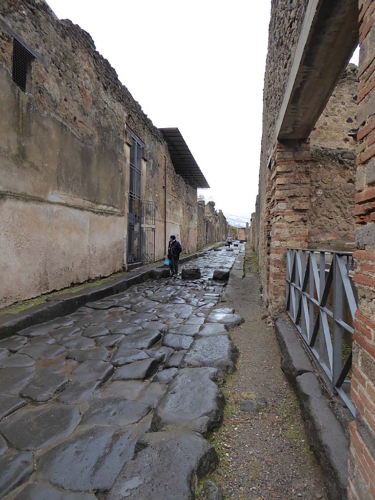 VI.15.1 Pompeii, on left. January 2017. Looking north on Vicolo dei Vettii.
Foto Annette Haug, ERC Grant 681269 DÉCOR.
