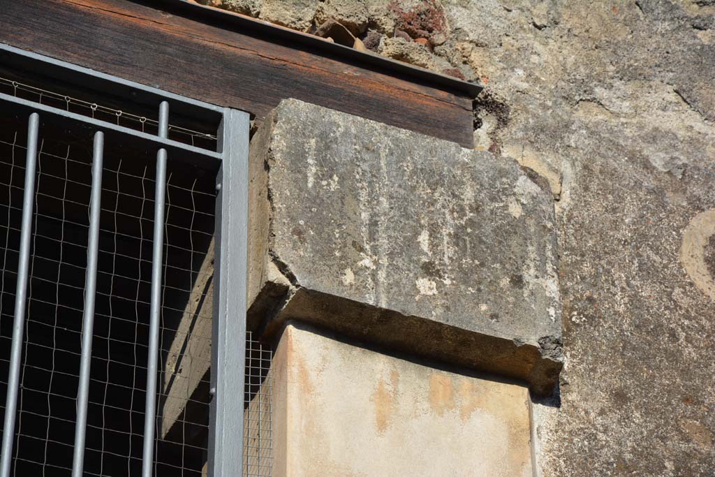 VI.15.1 Pompeii. July 2017. North side of upper doorway with detail of cubed capital.
Foto Annette Haug, ERC Grant 681269 DÉCOR.
