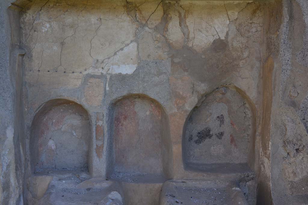 VI 15 5 Pompeii. March 2019. Room 1, three niches in lararium/sacellum/shrine.
Foto Annette Haug, ERC Grant 681269 DÉCOR.
