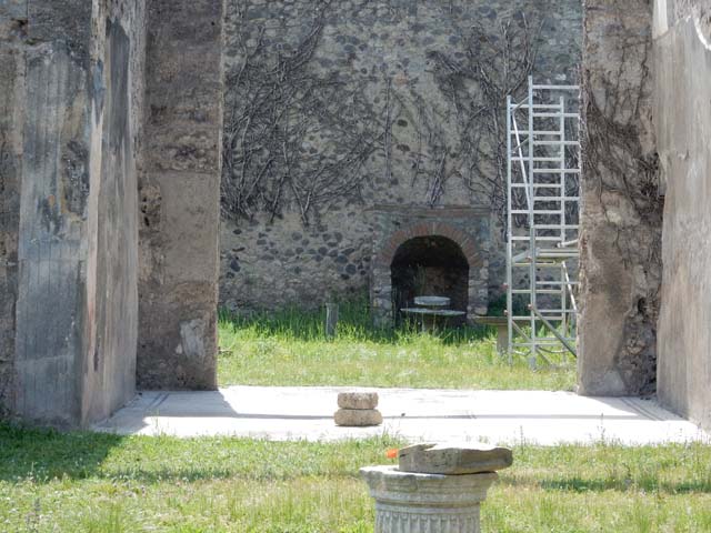 VI.15.5 Pompeii.  March 2009.  Room 7. Tablinum.  Coloured mosaic emblema in floor.