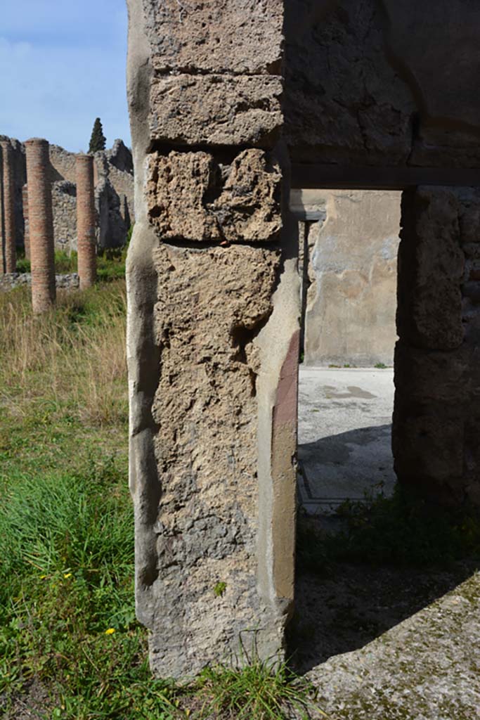 VI 15 5 Pompeii. March 2019. 
Oecus/triclinium 8, north side of doorway, with doorway to tablinum 7, on right.
Foto Annette Haug, ERC Grant 681269 DCOR.
