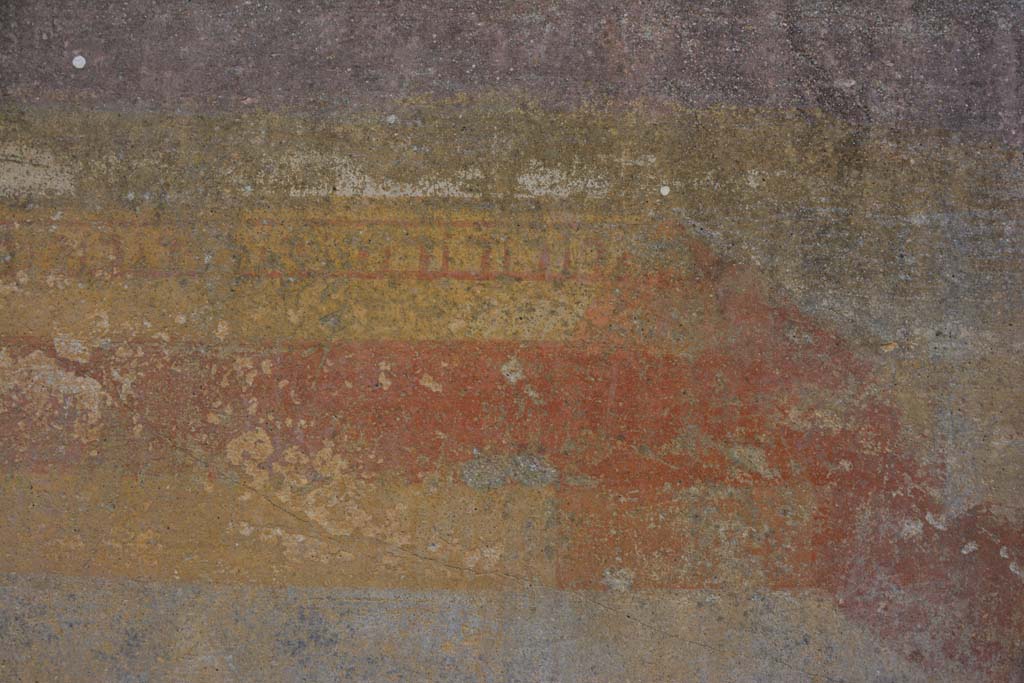 VI 15 5 Pompeii. March 2019. Oecus/triclinium 8, detail from lower centre of south wall.
Foto Annette Haug, ERC Grant 681269 DCOR.


