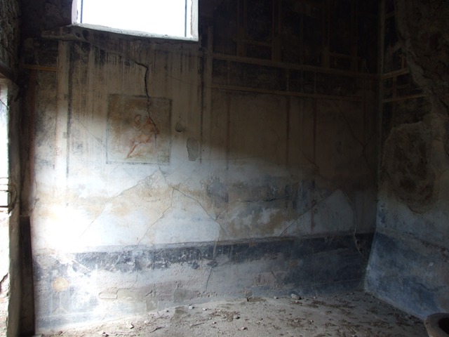 VI.15.6 Pompeii. March 2009. Room 13, kitchen area with niche in east wall.
According to Giacobello, the niche lararium was discovered on the north wall of the kitchen.The kitchen was in an uncovered courtyard, also located there was the latrine. See Giacobello, F., 2008. Larari Pompeiani: Iconografia e culto dei Lari in ambito domestico. Milano: LED Edizioni. (p.182)