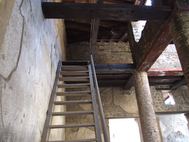 VI.15.9 Pompeii.  March 2009.  Services area, kitchen and latrine, with its own upper floor.  In foreground the light well.