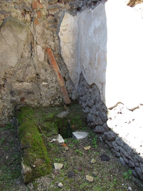 VI.15.9 Pompeii.  March 2009.  Latrine.